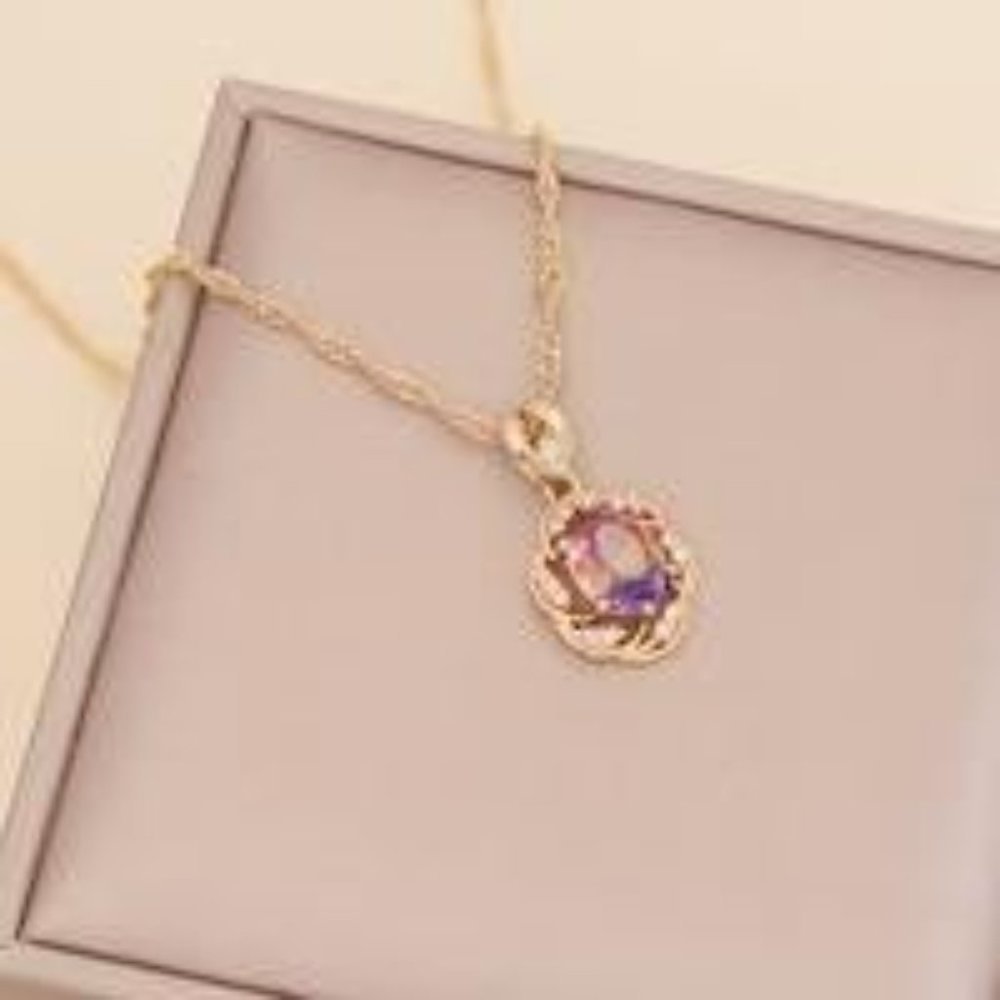 NWT Flower Shape Rhinestone Goldtone Necklace💗